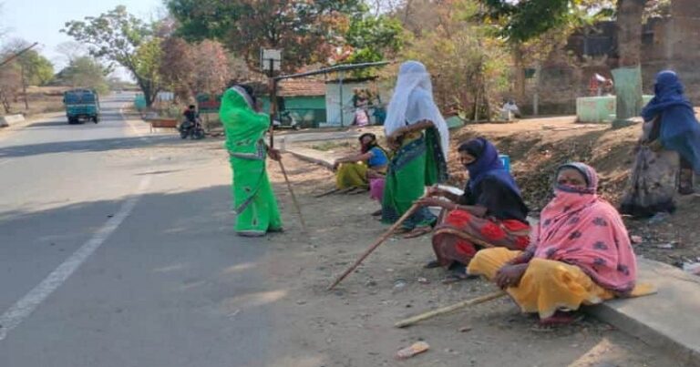 ഒരൊറ്റ കോവിഡ് രോഗികള്‍ പോലുമില്ല; ഗ്രാമത്തിന് പുറത്ത് വടിയെടുത്ത് കാവല്‍ നിന്ന് ഇവിടുത്തെ സ്ത്രീകള്‍