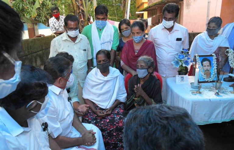 വിഴിഞ്ഞത് ബോട്ട് അപകടത്തിൽ മരിച്ചവരുടെ വീടുകളിൽ മന്ത്രിമാരെത്തി,10 ലക്ഷം ധനസഹായം