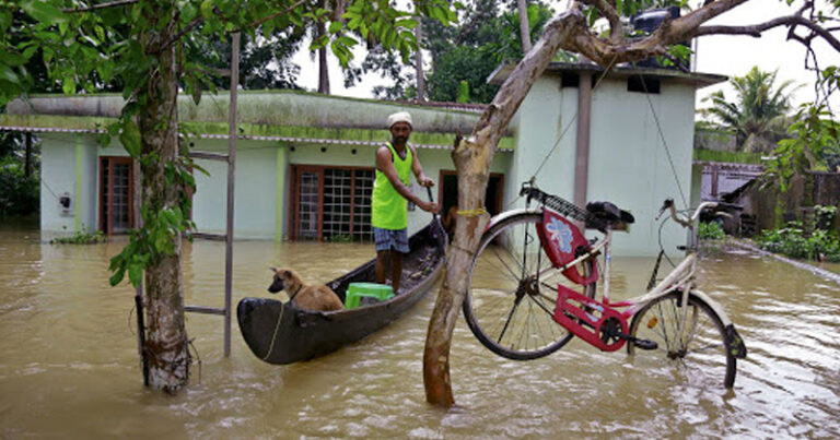 കനത്ത മഴയിലും കാറ്റിലും കടല്‍ക്ഷോഭത്തിലുമായി ആലപ്പുഴയില്‍  ജില്ലയില്‍ വ്യാപക നാശനഷ്ടം