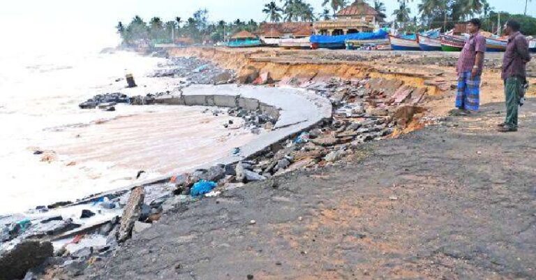 ശംഖുംമുഖം ബീച്ച്‌ കടലാക്രമണത്തില്‍ പൂര്‍ണമായി തകര്‍ന്നു