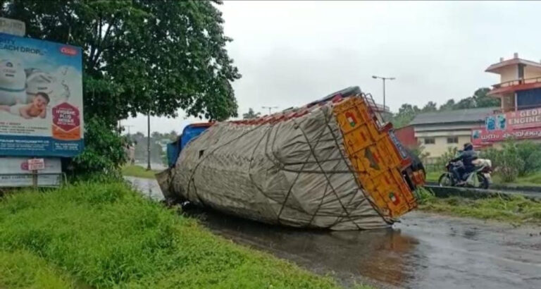 ചാലക്കുടിയിൽ ബിയർ ലോറി മറിഞ്ഞു, ഡ്രൈവർ അത്ഭുതകരമായി രക്ഷപ്പെട്ടു