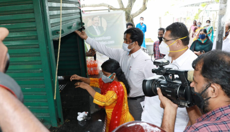 ‘പ്രസന്നയുടെ മുഴുവന്‍ കുടിശ്ശികയും ജിസിഡിഎയിൽ അടച്ച് എം.എ യൂസഫലി ; ഒരു വർഷത്തെ വാടകയും കടയിലേക്ക് 2 ലക്ഷം രൂപയുടെ സഹായവും യൂസഫലി കൈമാറി