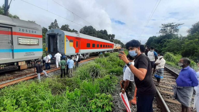 ഓടിക്കൊണ്ടിരുന്ന വേണാട് എക്സ്പ്രസിന്റെ എഞ്ചിനും ബോഗിയും തമ്മിൽ വേർപെട്ടു.