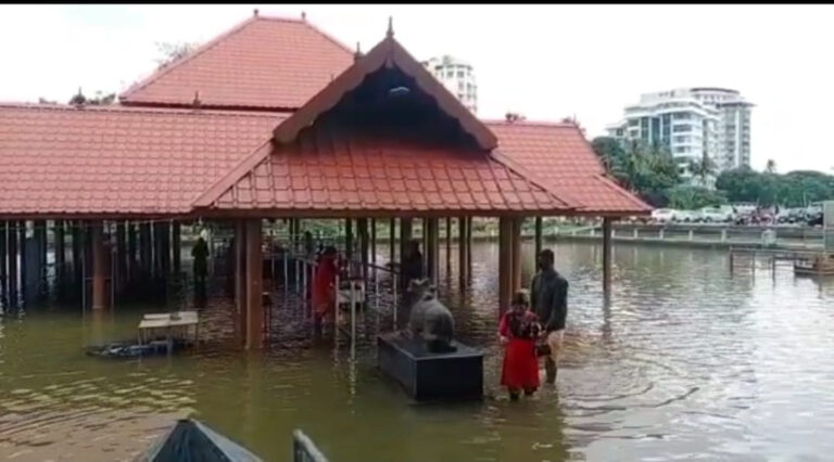 പെരിയാറിലെ ജല നിരപ്പുയർന്നു, ആലുവ ശിവക്ഷേത്രത്തിൻ്റെ ചുറ്റമ്പലം മുങ്ങി