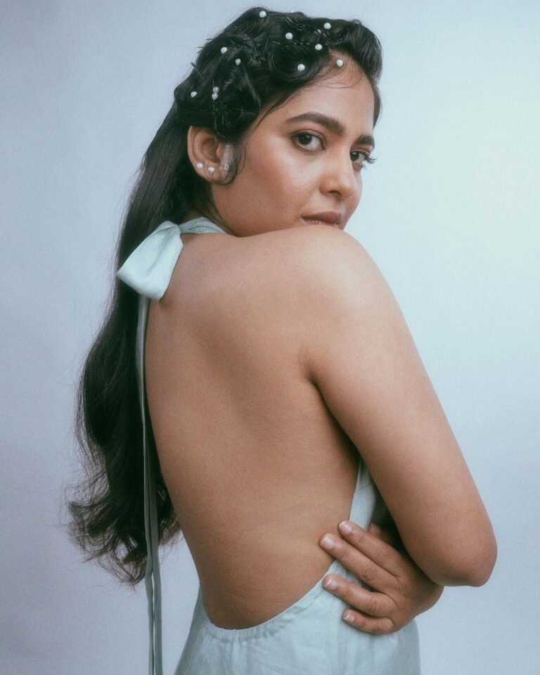 ഹോട്ട് ലുക്കിൽ നടി ശ്രിന്ദ; വൈറലായി ഫോട്ടോഷൂട്ട്