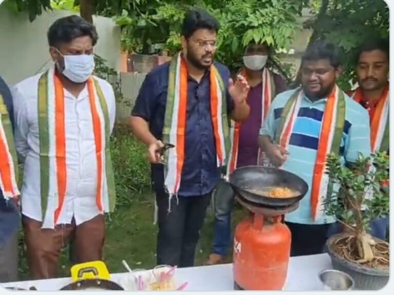 ട്വിറ്റര്‍ പക്ഷിയെ പൊരിച്ചു് കോണ്‍ഗ്രസ് പ്രവര്‍ത്തകരുടെ പ്രതിഷേധം; വീഡിയോ കാണാം