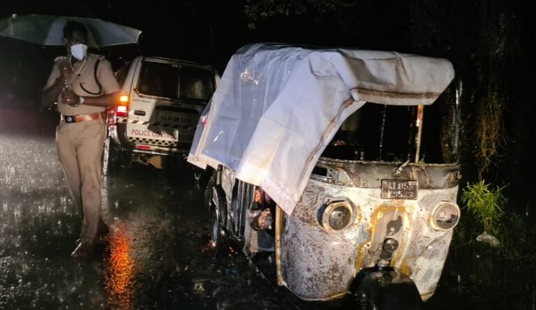 കോട്ടയത്ത് ഓട്ടോയ്ക്കുള്ളിൽ കത്തിക്കരിഞ്ഞ നിലയിൽ യുവാവിൻ്റെ മൃതദേഹം കണ്ടെത്തി