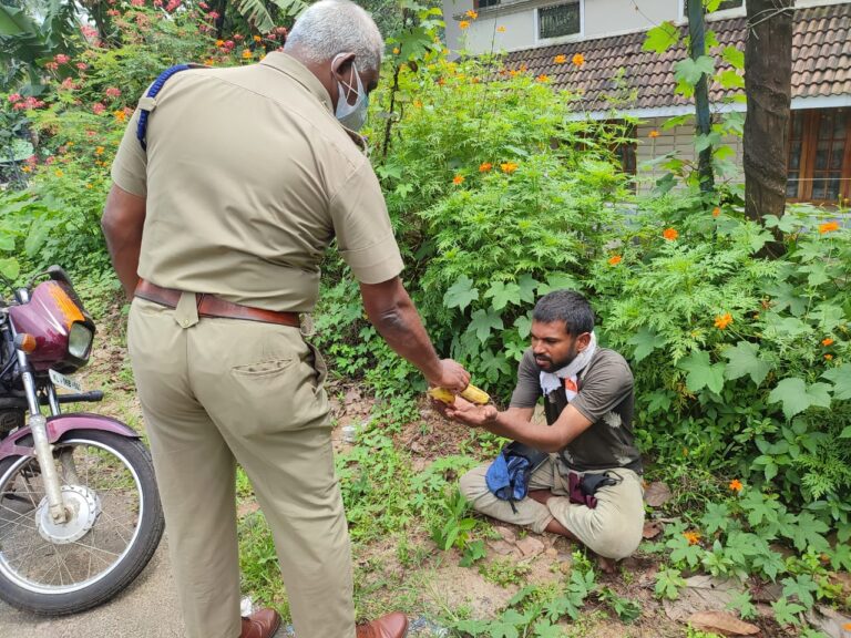 മാനസികവിഭ്രാന്തിയിൽ അലഞ്ഞു തിരിഞ്ഞ് നടന്ന യുവാവിന് രക്ഷകരായി മുണ്ടക്കയം പോലീസ്