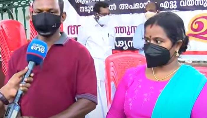 ‘അവള്‍ പേടിച്ച് ഞെട്ടിയെഴുന്നേല്‍ക്കുമായിരുന്നു’; പിങ്ക് പോലീസ് വിചാരണക്കെതിരെ എട്ടു വയസുകാരിയുടെ മാതാപിതാക്കള്‍ സമരത്തില്‍