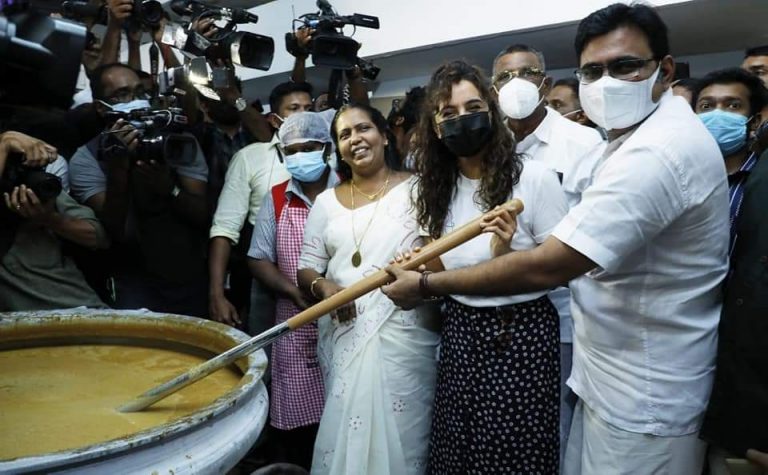 മഞ്ജു വാര്യർ പായസമിളക്കി,ഇനി കൊച്ചിയിൽ ആരും വിശന്നിരിക്കേണ്ട; സാമ്പാറും തോരനും അച്ചാറും,10 രൂപക്ക് ഊണൊരുക്കി കൊച്ചി