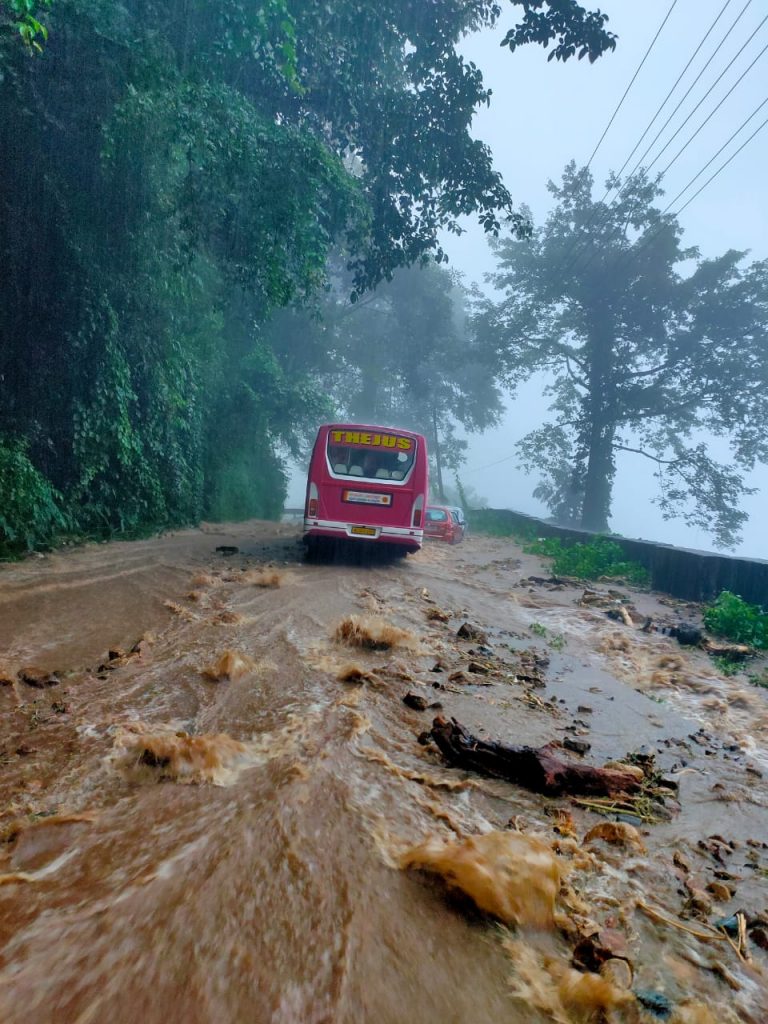 സ്ഥിതി ഗുരുതരമെന്ന് മുഖ്യമന്ത്രി, രക്ഷാ പ്രവർത്തനത്തിന് ആവശ്യമായ വള്ളങ്ങൾ, ബോട്ടുകൾ എന്നിവ ഒരുക്കാൻ നിർദ്ദേശം