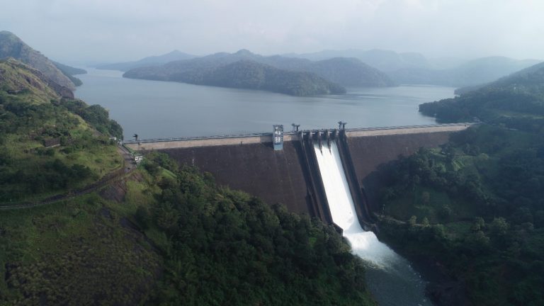 ഇടുക്കി ഡാം: ദിവസം പത്തുകോടിയുടെ നഷ്ടം, വീണ്ടും റെഡ് അലർട്ട്,പുറത്തുവിടുന്ന വെള്ളത്തിന്റെ അളവ് കുറയ്ക്കണമെന്ന് കെഎസ്ഇബി