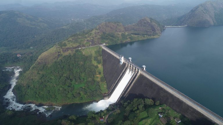 മഴ കനത്തു, ഇടുക്കിയിലെ ജലനിരപ്പ് ഉയർന്നു, കൂടുതൽ ഡാമുകൾ തുറക്കുന്നു