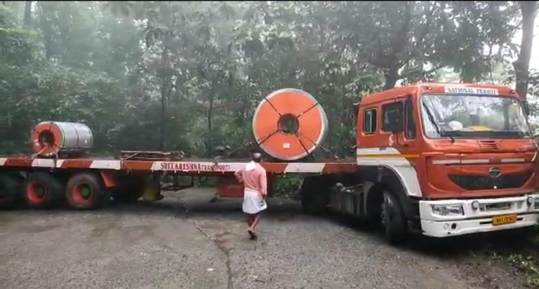 ഗൂഗിൾ ചതിച്ചു,എളുപ്പവഴി തിരഞ്ഞു, ഒടുവിൽട്രക്കുകൾ എത്തിയത് കൊക്കയിൽ ,അട്ടപ്പാടി ചുരത്തിൽ സംഭവിച്ചത്