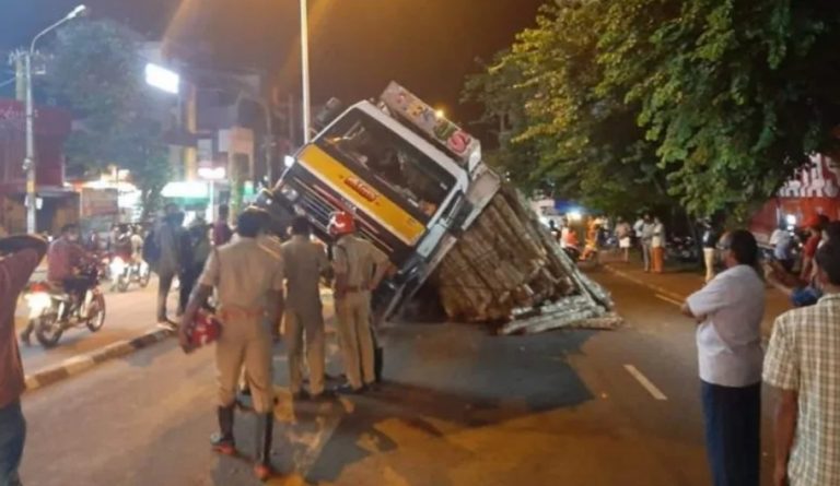 വെള്ളയമ്പലത്ത് നടുറോഡിലെ കുഴിയില്‍ തടി ലോറി താഴ്ന്നു