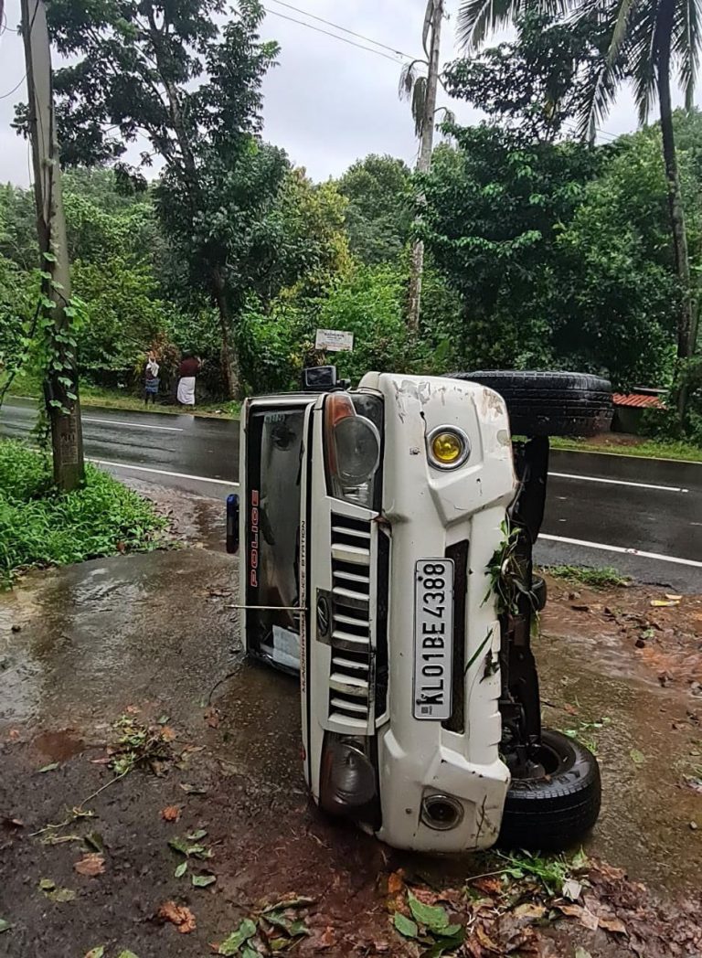 മുണ്ടക്കയം പോലീസിൻ്റെ വാഹനം നിയന്ത്രണം വിട്ട് മറിഞ്ഞു,പോലീസുകാർക്ക് പരുക്ക്