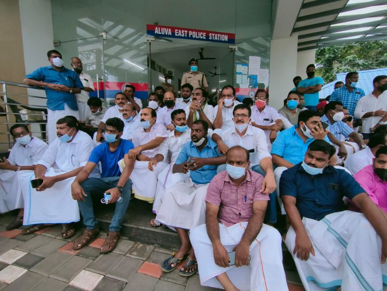 ആരോപണവിധേയനായ സി.ഐ ഡ്യൂട്ടിയില്‍; സ്റ്റേഷന് മുന്നില്‍ കുത്തിയിരുന്ന് അന്‍വര്‍ സാദത്ത് എംഎല്‍എ