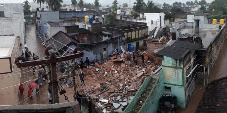 മഴക്കെടുതി; വെല്ലൂരിൽ വീടിന് മേൽ മതിലിടിഞ്ഞ് വീണ് 9 മരണം