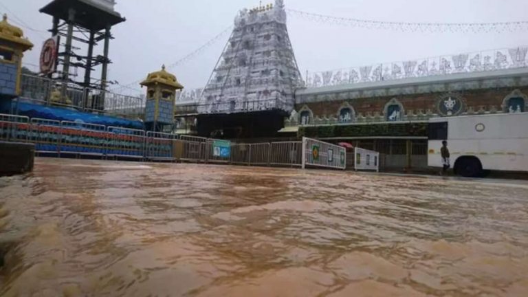 അതിതീവ്രമഴയില്‍ തമിഴ്നാട്ടിലും ആന്ധ്രയിലും വെള്ളപ്പൊക്കം, കനത്ത നാശം