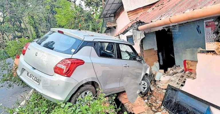 ഡ്രൈവർ ഉറങ്ങിപ്പോയി, വീട്ടിലേക്ക് കാർ ഇടിച്ചു കയറി