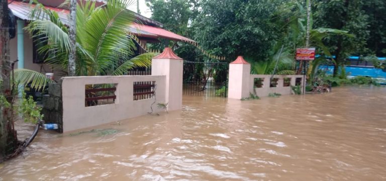 കോട്ടയം കറുകച്ചാലിൽ മലവെള്ളപ്പാച്ചിൽ; വീടുകളിൽ വെള്ളം കയറി, പാലം മുങ്ങി