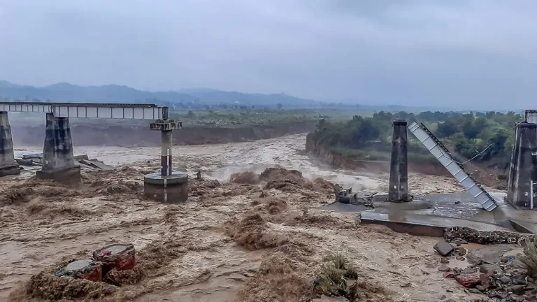 ഗുജറാത്തിൽ തൂക്കുപാലം തകർന്നുള്ള മരണസംഖ്യ 91 ആയി;തെരഞ്ഞെടുപ്പ് അടുത്തു നില്‍ക്കെ ബി.ജെ.പിയ്ക്ക് വന്‍  പ്രതിസന്ധി, പ്രധാനമന്ത്രി റോഡ് ഷോ റദ്ദാക്കി