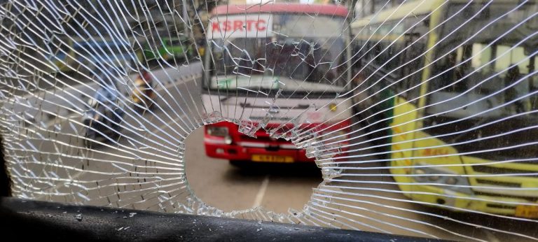 വിഴിഞ്ഞം: കെഎസ്ആര്‍ടിസി ബസുകള്‍ക്ക് നേരെയുണ്ടായ ആക്രമണം, 50 പേര്‍ക്കെതിരെ കേസ്