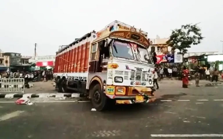 ബസ് സ്റ്റോപ്പിലേക്ക് ട്രക്ക് പാഞ്ഞുകയറി 6 പേർ മരിച്ചു, 8 പേർക്ക് ഗുരുതരം; സംഭവം മധ്യപ്രദേശിൽ