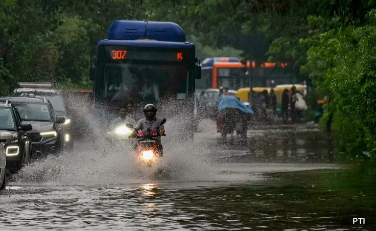 കനത്ത മഴ തുടരുന്നു, 12 മരണം; സംസ്ഥാനത്തെ എല്ലാ വിദ്യാലയങ്ങൾക്കും നാളെ അവധി പ്രഖ്യാപിച്ച് ഹിമാചൽ; ഡൽഹിയിലും അവധി