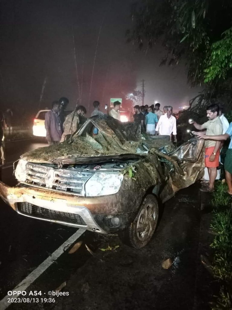 വളഞ്ഞങ്ങാനത്ത് നിർത്തി ഇട്ടിരുന്ന കാറിന് മുകളിലേക്ക് പാറയും മണ്ണും ഇടിഞ്ഞു വീണു, ഒരു മരണം,അഞ്ച് പേര്‍ക്ക് പരിക്കേറ്റു, അപകടത്തിൽപ്പെട്ടത് പോലീസ് കുടുംബം