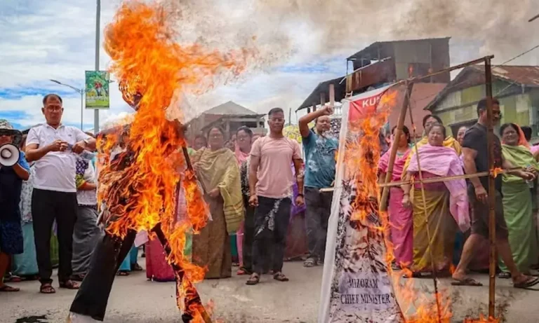 മണിപ്പൂരിൽ മൂന്ന് പേർ കൊല്ലപ്പെട്ടു; മൃതദേഹത്തില്‍ നിന്നും കാലുകള്‍ മുറിച്ചുമാറ്റി