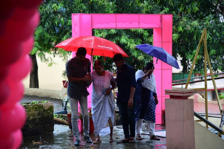 കനത്തമഴയെ അവഗണിച്ചും ബൂത്തുകളിൽ നീണ്ടനിര; ഉച്ചയോടെ 50% കടന്ന് പോളിങ്