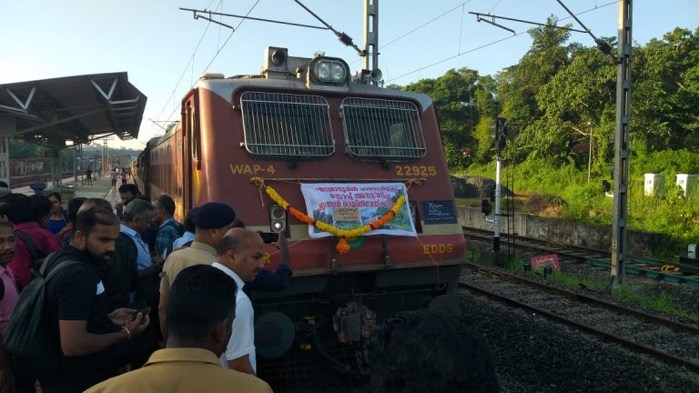 കാത്തിരിപ്പിനൊടുവിൽ പാലരുവിയെത്തി, ഏറ്റുമാനൂരിൽ ഊഷ്മള സ്വീകരണം നൽകി യാത്രക്കാർ, സ്റ്റേഷന് സമ്മാനങ്ങളും