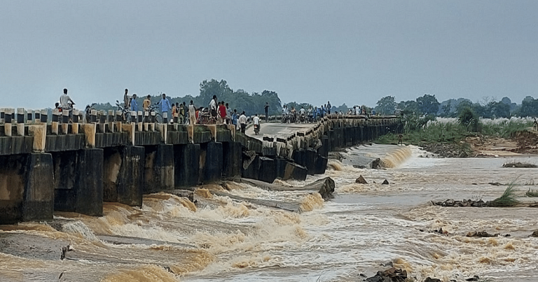 കനത്ത മഴ, കൂറ്റൻ പാലത്തിന്റെ 4 തൂണുകൾ തകര്‍ന്നു(വീഡിയോ)