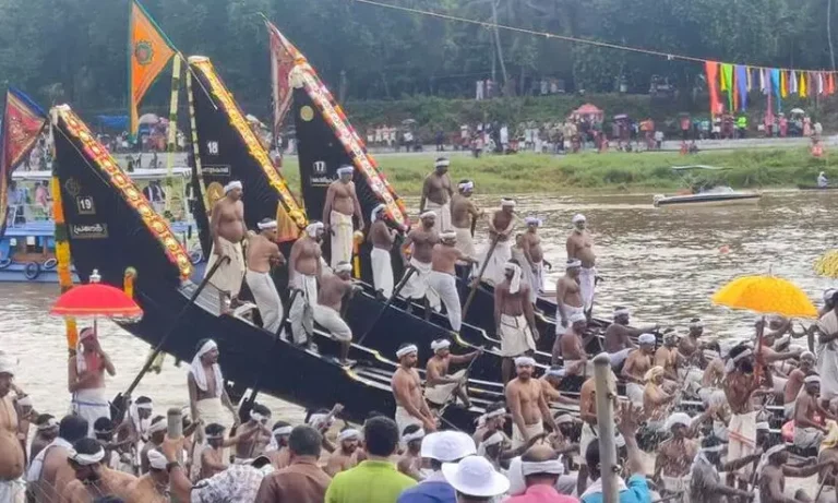 ആറന്മുള ഉതൃട്ടാതി വള്ളംകളിക്കിടെ മൂന്ന് പള്ളിയോടങ്ങള്‍ മറിഞ്ഞ് നാലുപേരെ കാണാതായതായി പരാതി; പിന്നാലെ കണ്ടെത്തി