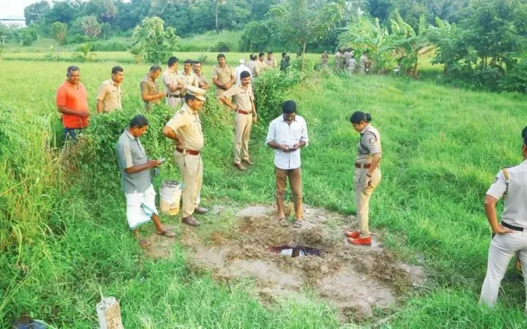 രണ്ടുപേരുടെ മൃതദേഹങ്ങൾ വയലിൽ കുഴിച്ചിട്ടതായി സംശയം;പാലക്കാട് പോലീസ് പരിശോധന