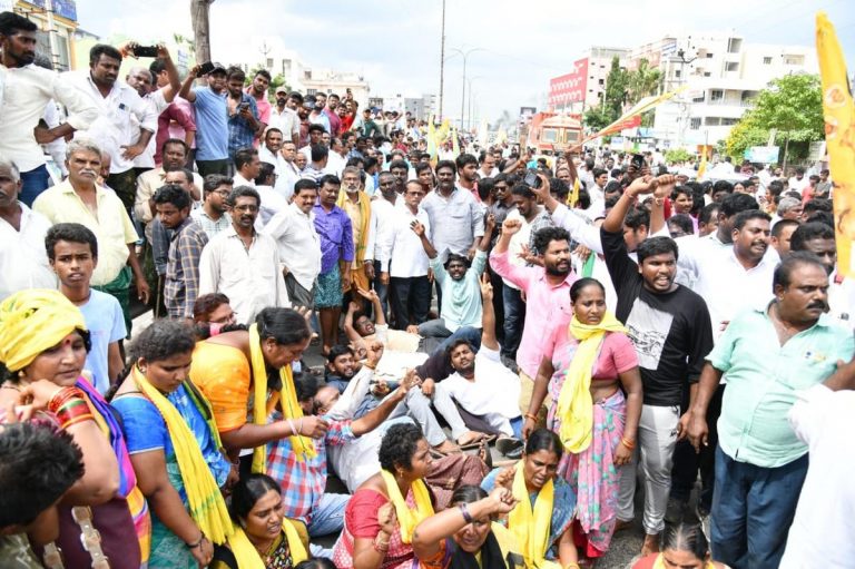 ടിഡിപി നേതാക്കൾ വീട്ടുതടങ്കലിൽ, അണികളോട് സംയമനം പാലിക്കണമെന്ന് ചന്ദ്രബാബു നായിഡു; പവൻ കല്യാണിന് വിജയവാഡയിലേക്ക്‌ അനുമതിയില്ല