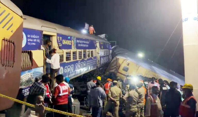 ആന്ധ്ര ട്രെയിൻ ദുരന്തം: ലോക്കോ പൈലറ്റുമാർ ഫോണിൽ ക്രിക്കറ്റ് കാണുകയായിരുന്നു: റെയിൽവേ മന്ത്രി