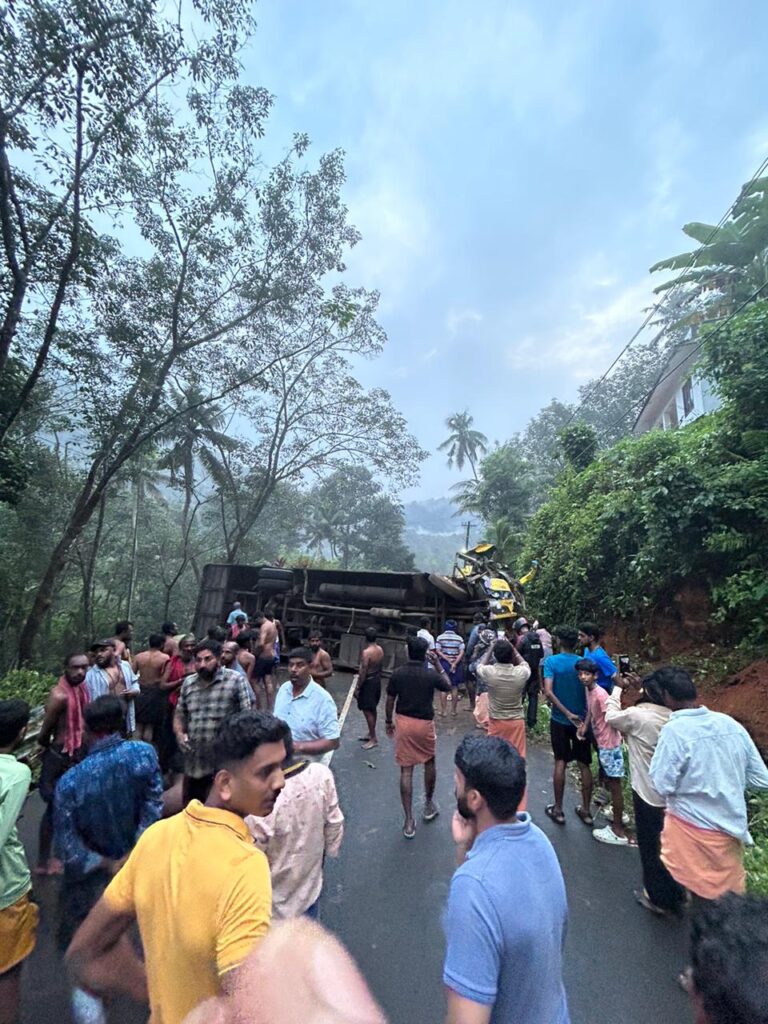 കോട്ടയം എരുമേലി അട്ടിവളവിൽ അയ്യപ്പഭക്തർ സഞ്ചരിച്ച ബസ് മറിഞ്ഞു,നിരവധി പേർക്ക് പരുക്ക്