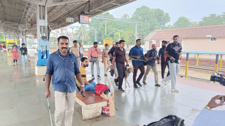 സംസ്ഥാനത്ത് സുരക്ഷ ശക്തമാക്കി  ഷോപിംഗ് മാളുകൾ, ബസ് സ്റ്റാന്റുകൾ പ്രാർത്ഥന കേന്ദ്രങ്ങൾ എന്നിവിടങ്ങളിൽ പരിശോധന; പരുമലയിൽ സുരക്ഷ കൂട്ടി