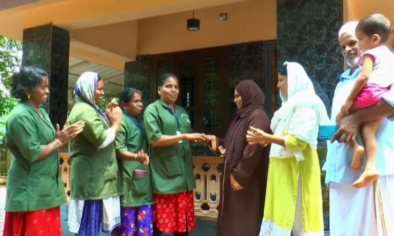 ആറുമാസം മുമ്പ് കാണാതായ സ്വർണവള മാലിന്യത്തിനൊപ്പം; ഉടമയ്ക്ക് തിരിച്ചുനൽകി ഹരിതകർമ സേനാം​ഗം