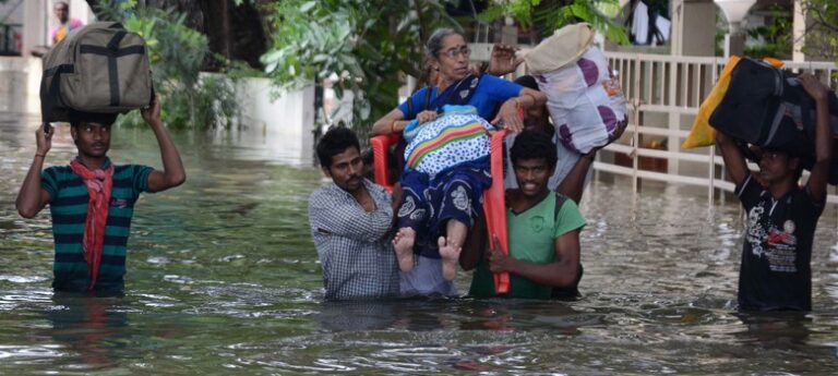 ചെന്നൈ പ്രളയം: മരണം എട്ടായി, വിമാനത്താവളം തുറന്നു; വിദ്യാഭ്യാസ സ്ഥാപനങ്ങൾക്ക് ബുധനാഴ്ചയും അവധി