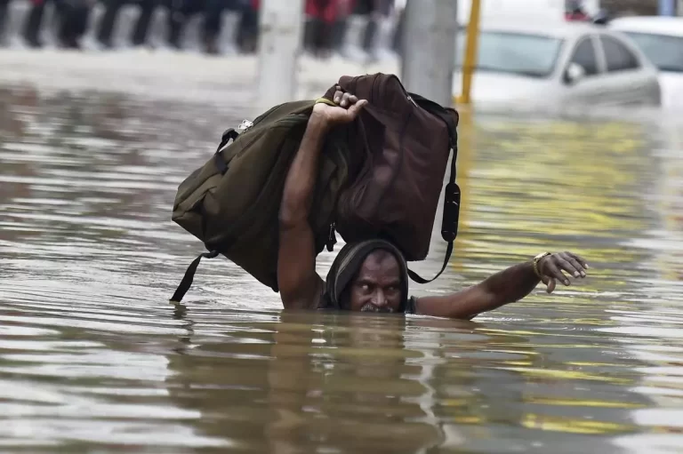 മിഷോങ് ചുഴലിക്കാറ്റ്  🌀ചെന്നൈ വെള്ളത്തില്‍, വിമാനങ്ങളും ട്രെയിനുകളും റദ്ദാക്കി,ജാഗ്രത; ആരും പുറത്തിറങ്ങരുതെന്ന് മുന്നറിയിപ്പ്‌