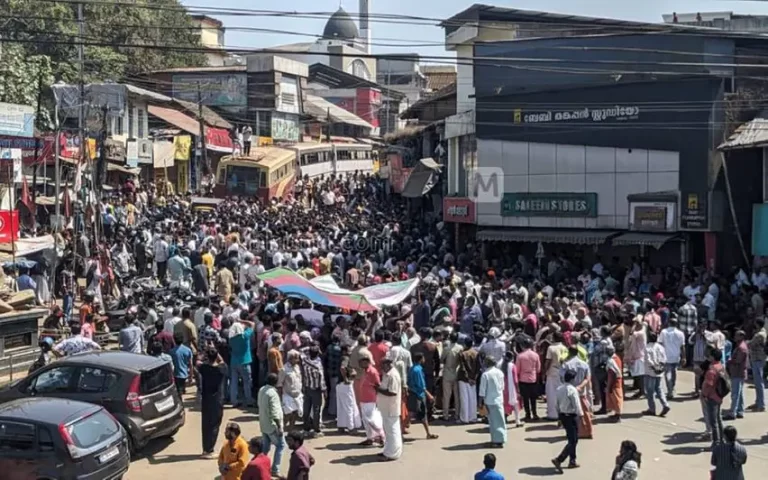 കാട്ടാന ആക്രമണം:  മാനന്തവാടിയിൽ വമ്പൻ പ്രതിഷേധം; ജനക്കൂട്ടത്തിനിടയിൽ കുടുങ്ങി എസ്.പിയും കലക്ടറും