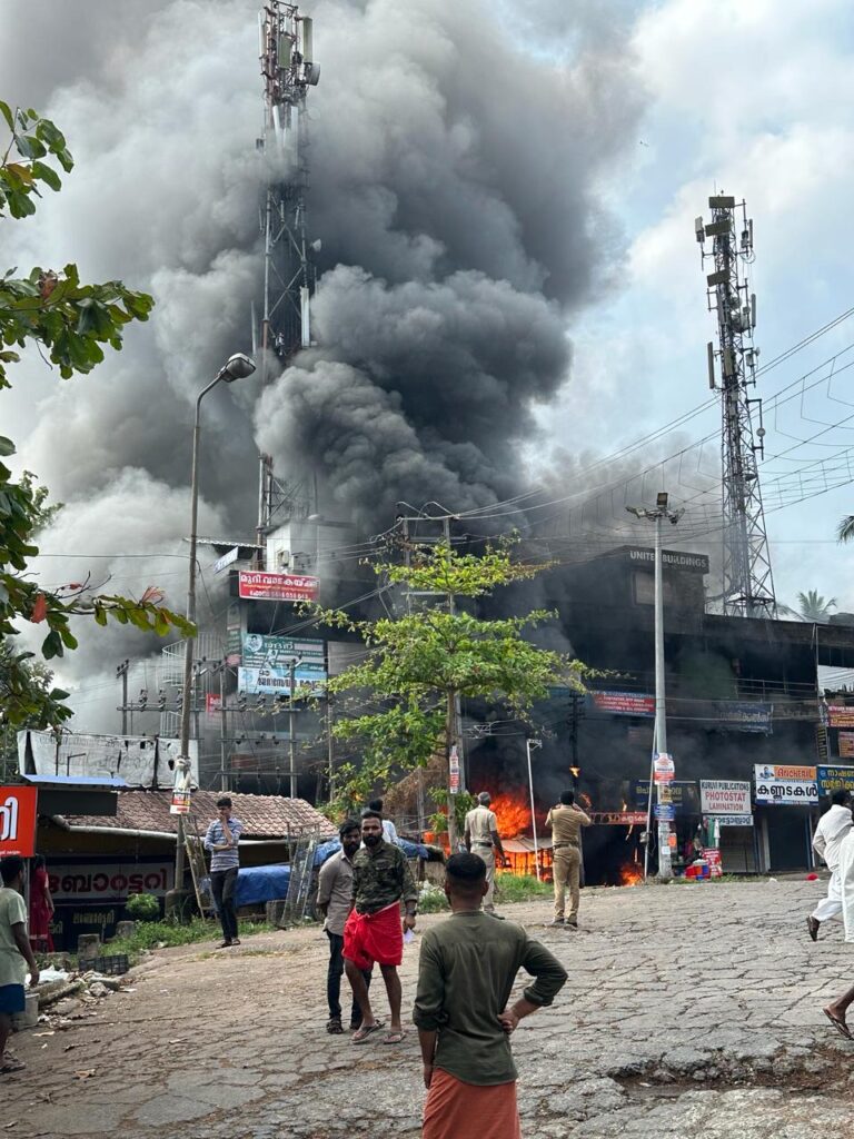 മെഡിക്കൽ കോളേജ് ആശുപത്രിക്ക് മുന്നിലെ സ്വകാര്യ ബസ് സ്റ്റാൻഡിൽ വൻ തീപ്പിടുത്തം