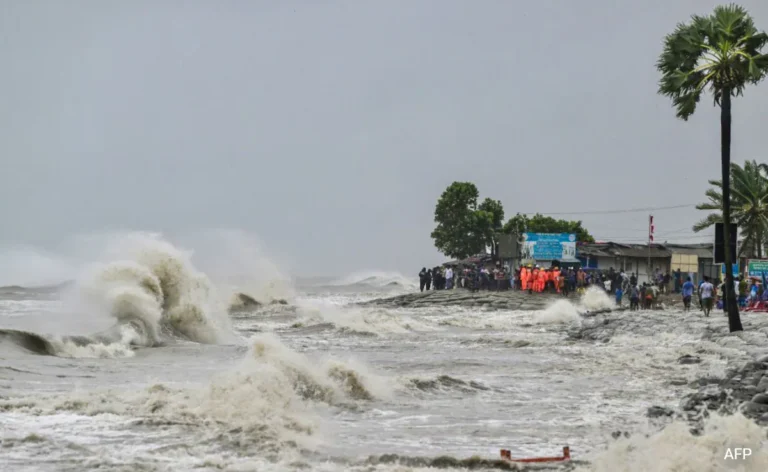 റേമല്‍ ചുഴലിക്കാറ്റ് കരതൊട്ടു; ‘വീശുന്നത് 120 കി.മീ വരെ വേഗതയില്‍’, അതീവ ജാഗ്രതാ നിര്‍ദേശം