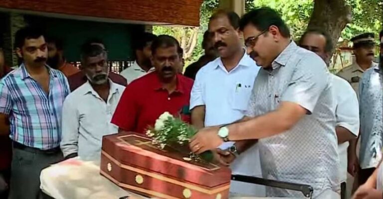 ശവമഞ്ചം ചുമന്ന് മേയർ, സല്യൂട്ട് നൽകി പോലീസ്,കളിപ്പാട്ടങ്ങള്‍ അര്‍പ്പിച്ച് നാട്ടുകാര്‍; വിടരുംമുമ്പേ കൊഴിഞ്ഞ കുരുന്നിന് വിട നല്‍കി കൊച്ചി നഗരം