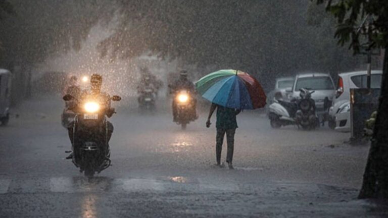 സംസ്ഥാനത്ത് മഴ മുന്നറിയിപ്പിൽ മാറ്റം;3 ജില്ലകളിൽ ഓറഞ്ച് അലർട്ട്, കടലാക്രമണത്തിനും സാധ്യത