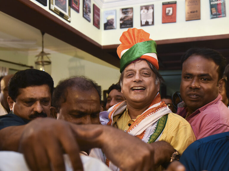 വിശ്വപൗരന്റെ മാസ് ഫിനിഷിംഗ്,അനന്തപുരിയില്‍ നാലംവട്ടവും തരൂര്‍ മാജിക്‌