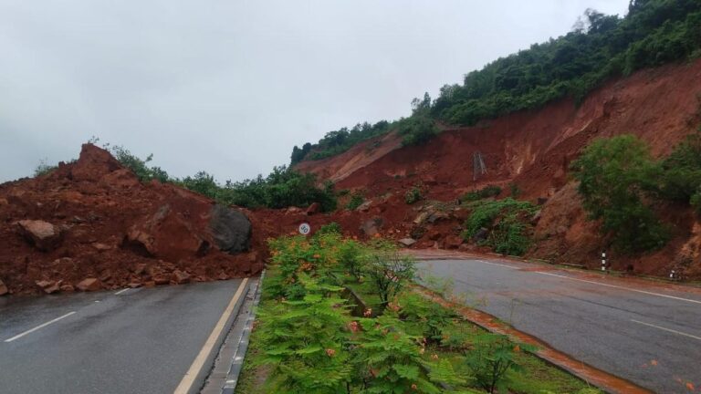 കർണാടകയിൽ മണ്ണിടിഞ്ഞ് 7മരണം; പുഴയിലേക്ക് വീണ ​ഗ്യാസ് ടാങ്കറിൽനിന്ന് വാതക ചോർച്ച